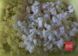 香煎藕丁鲮鱼肉饼的做法图解2