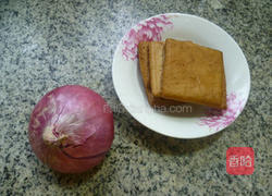 洋葱炒香干的做法图解1