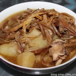 黄花菜土豆炖鸡块的做法[图]