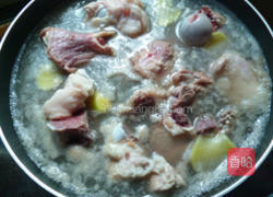 莲藕大骨汤的做法图解2