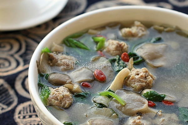 菠菜蘑菇汆丸汤