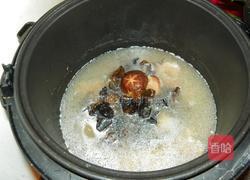 冬菇瘦肉木耳汤的做法图解4