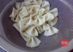 酸梅汤拌蝴蝶面的做法图解3