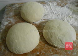 黑椒蟹棒披萨的做法图解2