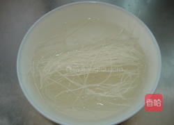 包菜炒粉丝的做法图解2