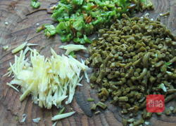 姜丝咸豆角的做法图解1