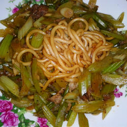 芹菜炒粉的做法[图]