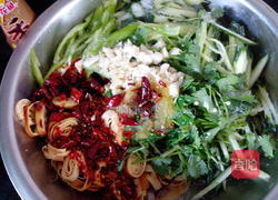 黄瓜拌五香干豆腐的做法图解2