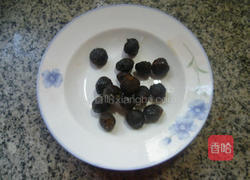 鹌鹑蛋桂圆汤的做法图解2