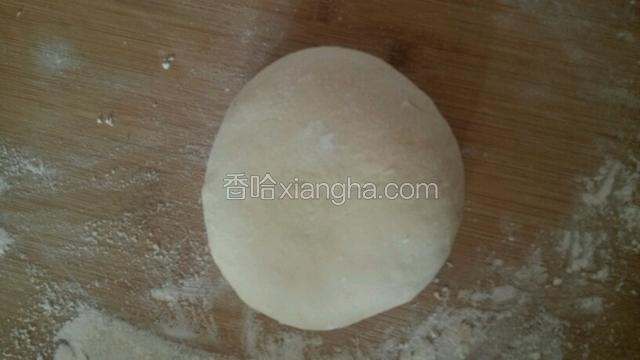 面粉加适量水和成面团待用