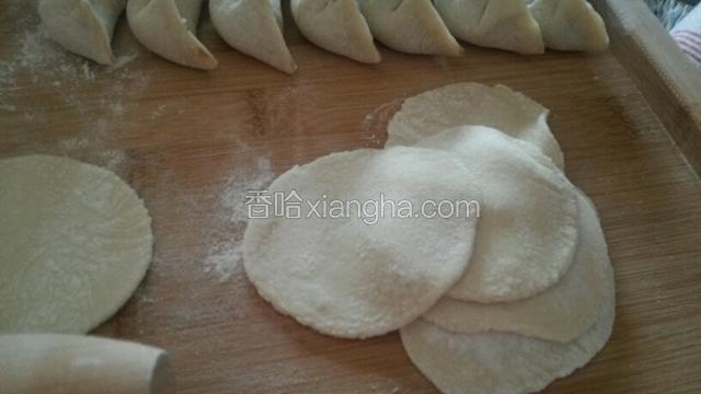 把面团赶成面皮