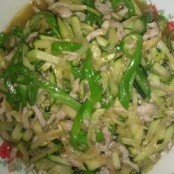 青椒嫩南瓜炒肉丝的做法[图]