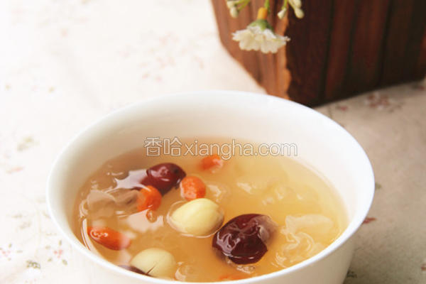 冰糖银耳莲子羹