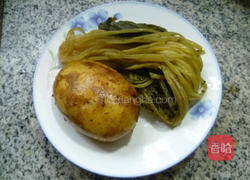 雪菜蚕豆炒土豆的做法图解2