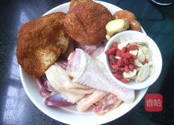 黄芪猴头菇鸡汤的做法图解1