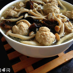 菌菇木耳肉圆汤的做法[图]