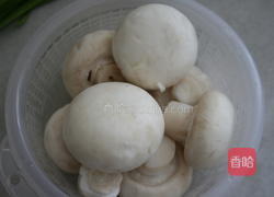 口蘑炒肉片的做法图解1