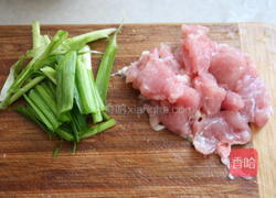 口蘑炒肉片的做法图解2