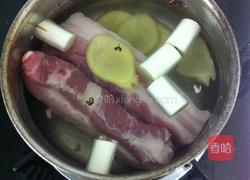 砂锅酸菜白肉的做法图解2