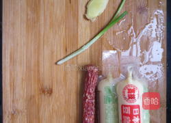 豆腐蒸香肠的做法图解1