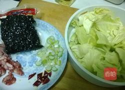 炝炒手撕包菜腊肠的做法图解1