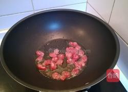 炝炒手撕包菜腊肠的做法图解2