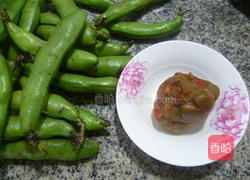 榨菜炒蚕豆的做法图解1