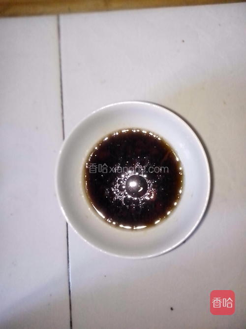 6、用一小碗，将准备的糖、醋、麻油、耗油和剁椒混合，调成一碗酸甜的佐料。