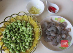 蚕豆炒虾仁的做法图解1