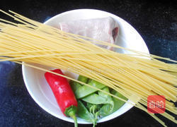 黑椒牛肉炒意面的做法图解1