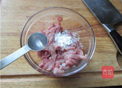 榨菜炒肉丝的做法图解2