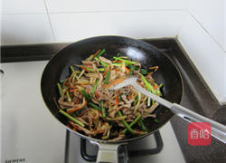 榨菜炒肉丝的做法图解12