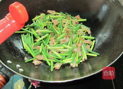 猪油渣炒蒜苗的做法图解6
