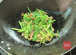 猪油渣炒蒜苗的做法图解8