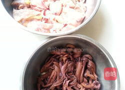 小鸡炖红蘑的做法图解1