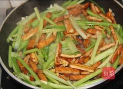 香芹炒香干鸡蛋的做法图解5