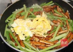香芹炒香干鸡蛋的做法图解6