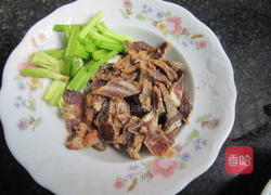 香芹榨菜炒腊肉的做法图解1