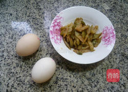 榨菜炒鸡蛋的做法图解1