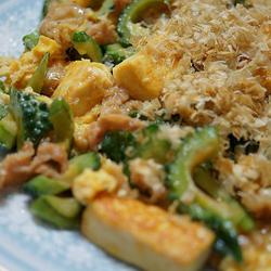 鸡蛋豆腐炒苦瓜的做法[图]