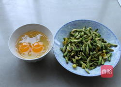 金雀花煎鸡蛋的做法图解2