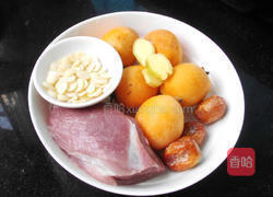 鲜枇杷蜜枣瘦肉汤的做法图解1