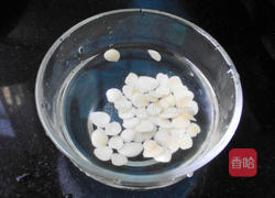 鲜枇杷蜜枣瘦肉汤的做法图解2