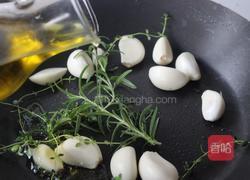 橄榄油浸香蒜的做法图解2