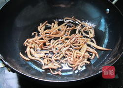 咸豆角炒鱿鱼丝的做法图解2