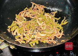 咸豆角炒鱿鱼丝的做法图解4