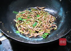 咸豆角炒鱿鱼丝的做法图解6