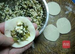 烫面雪菜豆干煎包的做法图解4