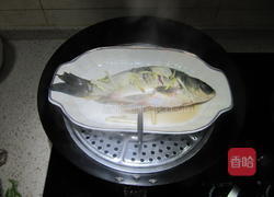 清蒸葱香鲫鱼的做法图解6