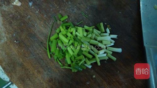 葱切成小段
